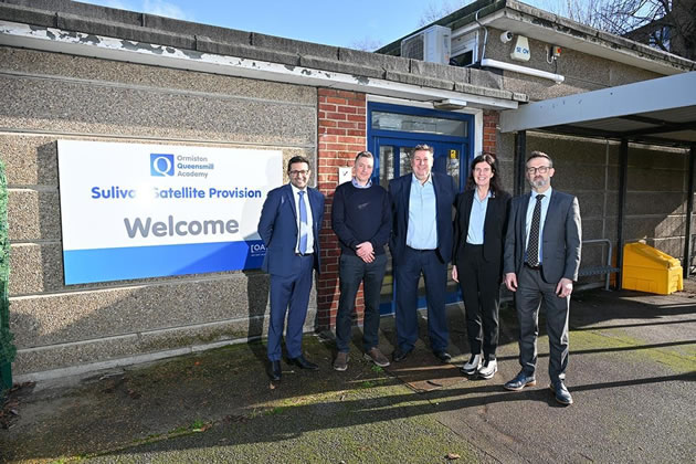 Cllr Stephen Cowan (centre) visiting the new Queensmill facility 
