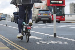 New Protected Cycle Lane Opens on Wandsworth Bridge 